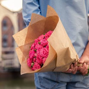 Should you bring a small gift on a 1st date?